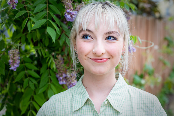 Summer, Senior Pictures, Milwaukee, Flowers, Smirk, Wauwatosa