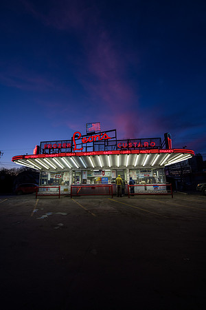 Leon's Frozen Custard at night - Chapter 27